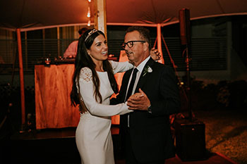 Hochzeitspaar mit DJ